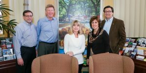 访问萨凡纳会见旅游集团